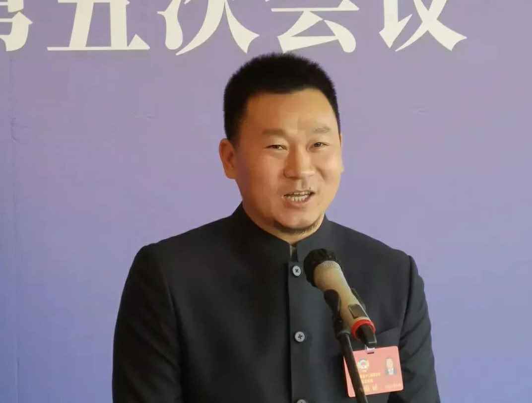 为进一步展示市政协团结、民主、开放、自信的形象，向市民和网友展示政协委员的履职风采，中山市政协十二届五次会议在2月4日上午开幕前开设“委员通道”，市政协委员、星空体育·官方网站(中国)-Star Sports公司总经理陈朝阳走进“委员通道”，回应社会关切的问题。他就如何做好城市应急管理规划的问题进行发言，并回答记者提问。.jpg